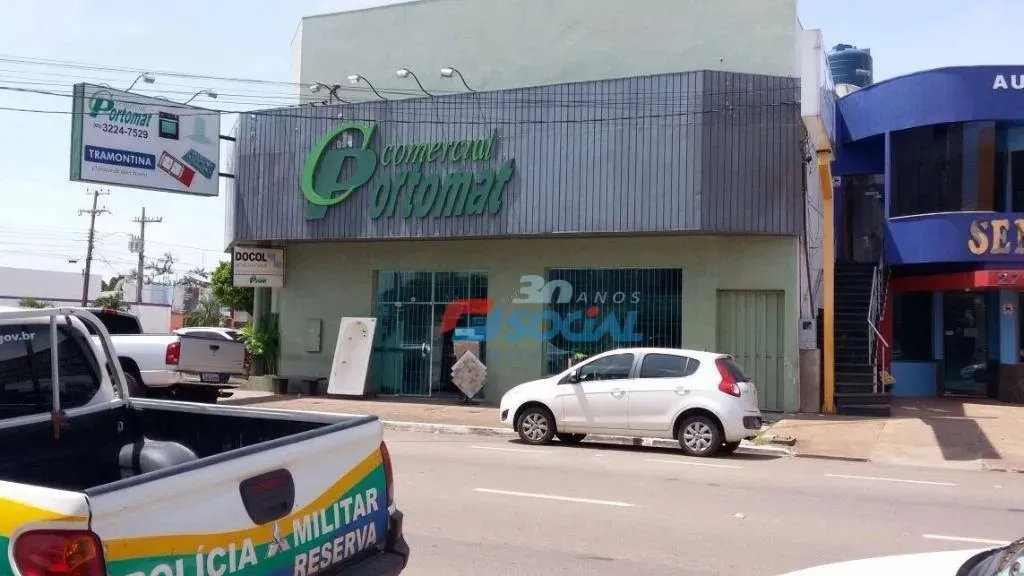 Ótima sala comercial para locação na parte superior do imóvel. Localizado na Av. Carlos Go