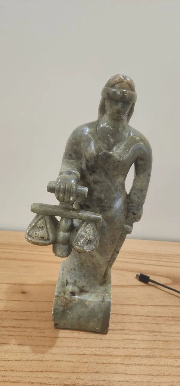 Escultura de Deusa da Justiça em Pedra Sabão - Foto 2