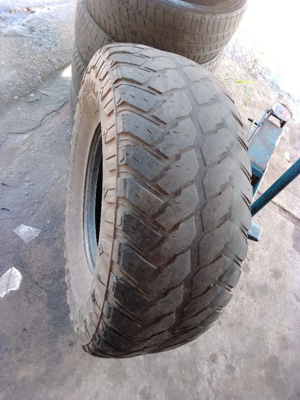 Vende-se um pneu aro 16 perfil 315/75R16 da f250