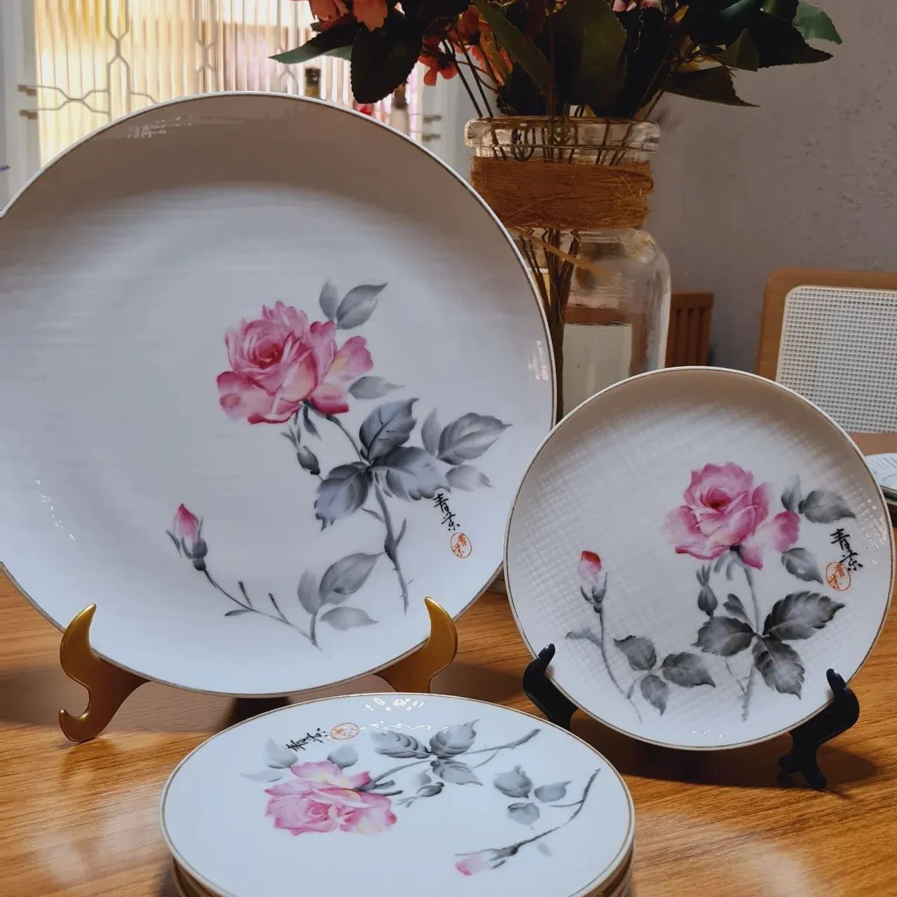 Jogo de pratos com rosas - 7 peças - Foto 3