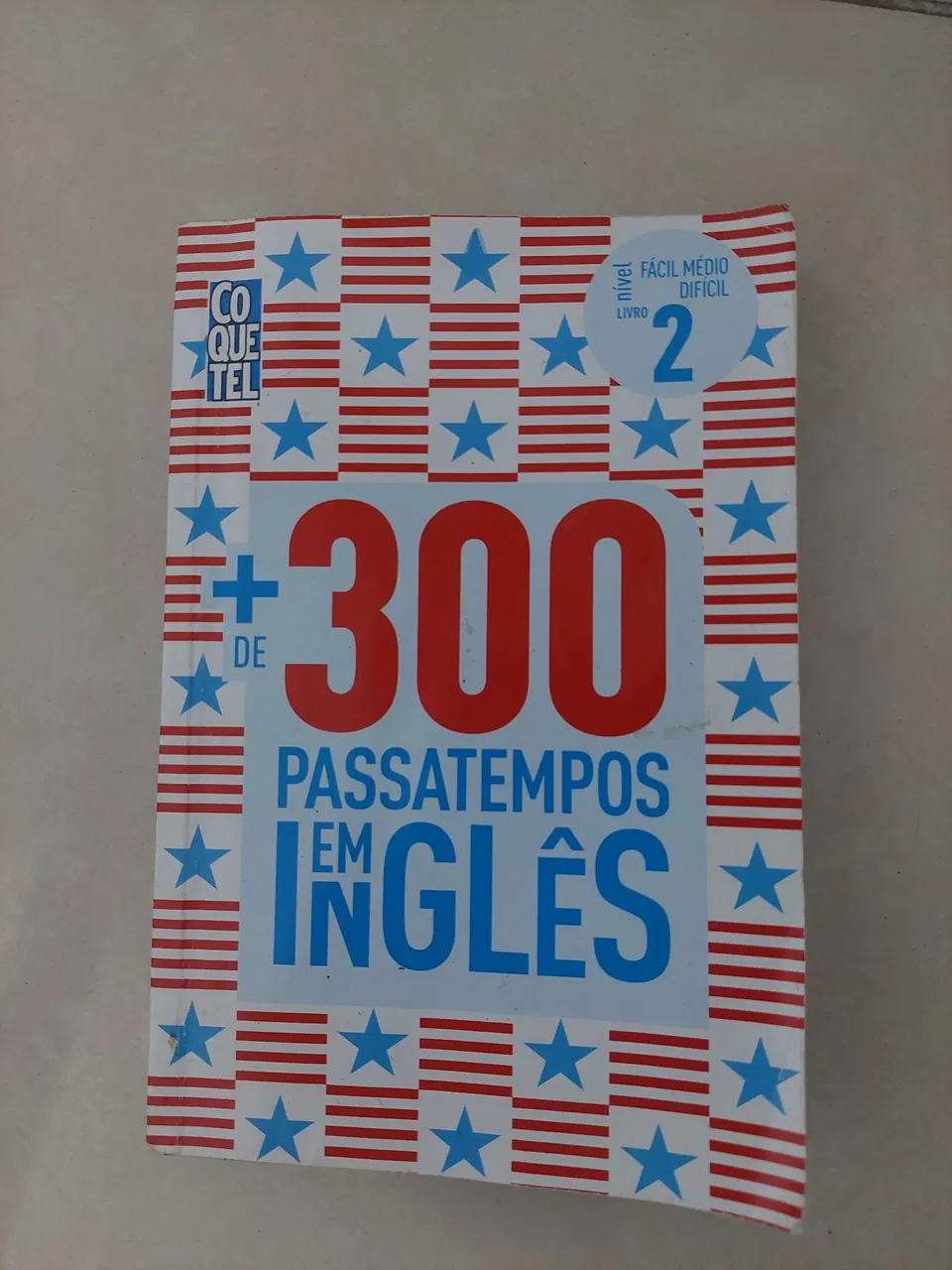 Livro +300 Passatempos em Inglês - Nível 2. Está em branco.