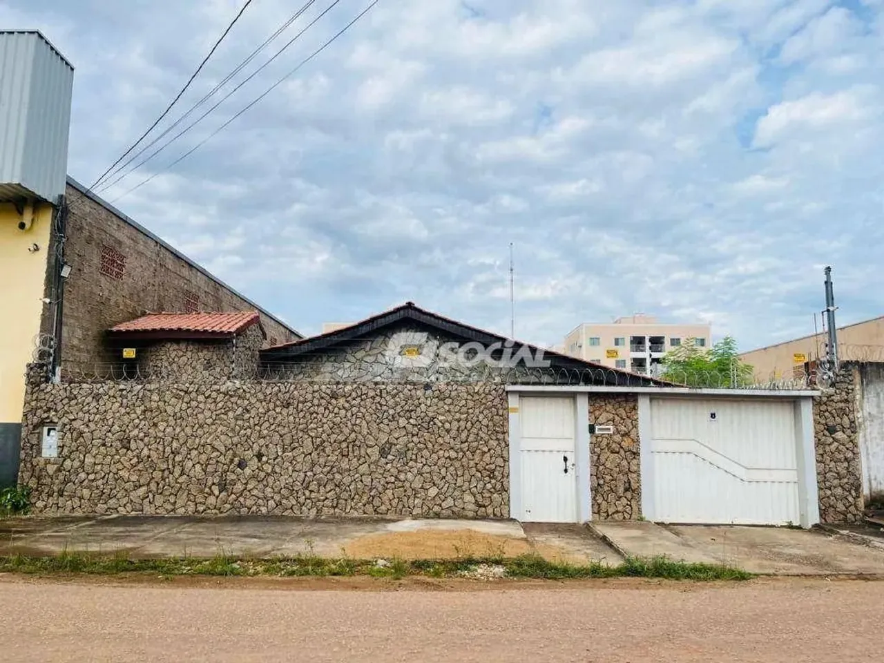 Casa para locaçao e venda, com amplo espaço interno, externo e ótima localização, R: Gioco
