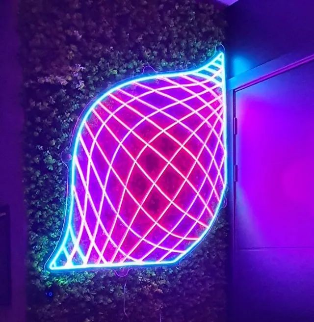 NEON DE PAREDE VINTAGE CULTURE - ONDA SONORA LILÁS E AZUL