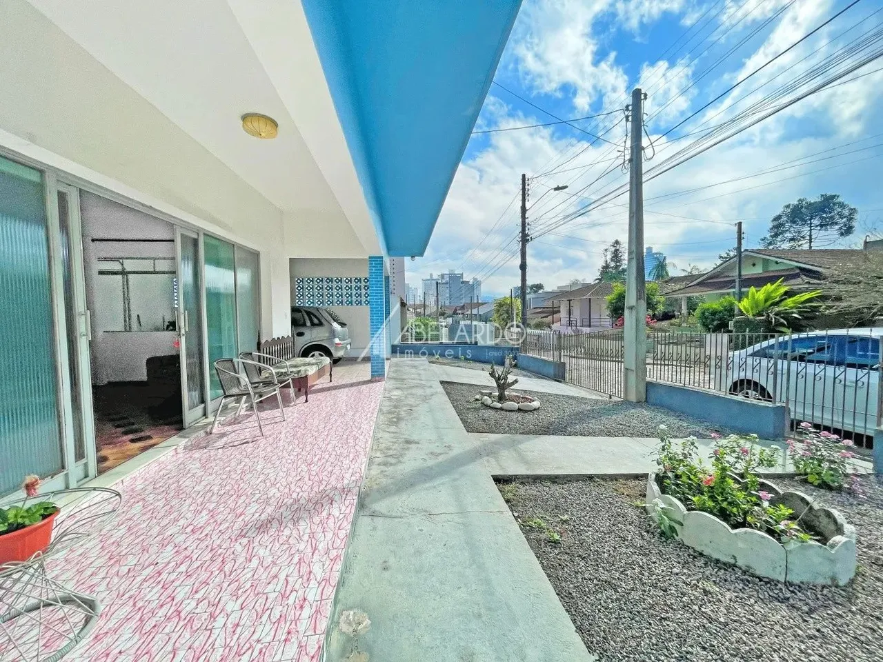 CASA COM TRÊS DORMITÓRIOS LOCALIZADA A POUCOS METROS DA À VILA GERMÂNICA - BAIRRO VELHA