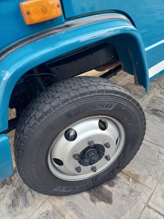 Mercedes 710 - Ano: 2010 - Foto 4