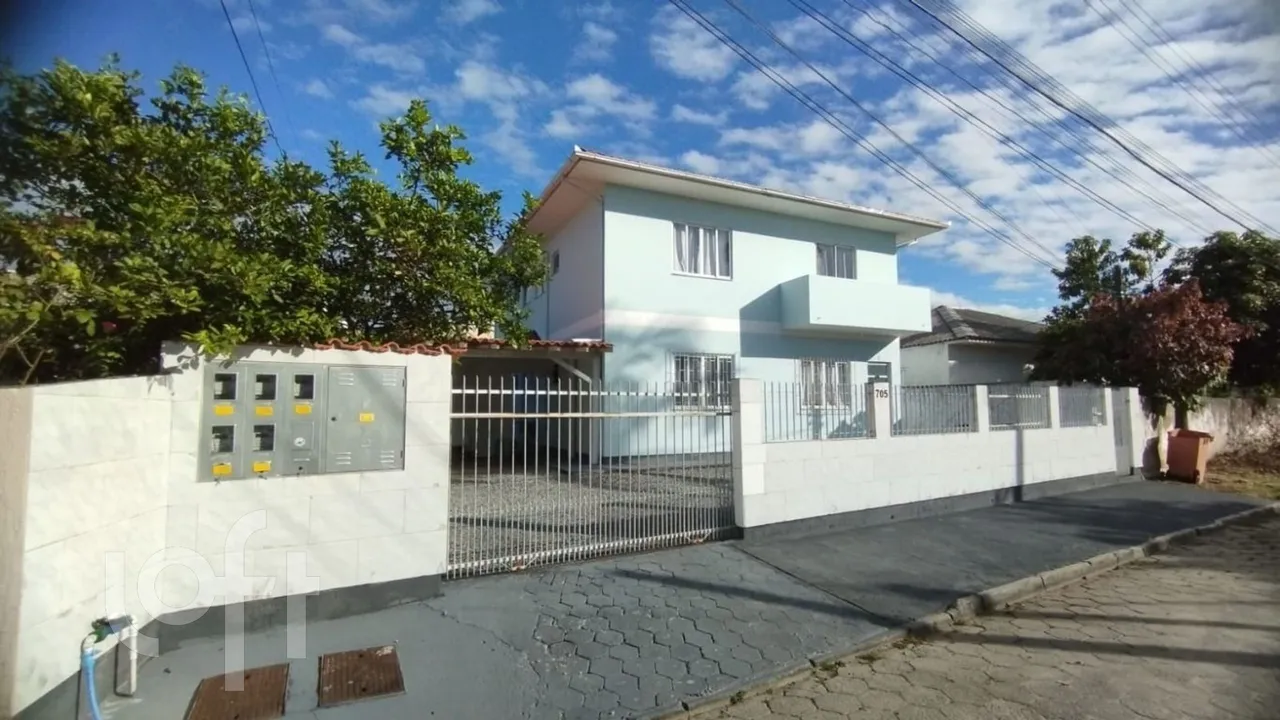 Casa à venda em Carianos com 312 m², 5 quartos