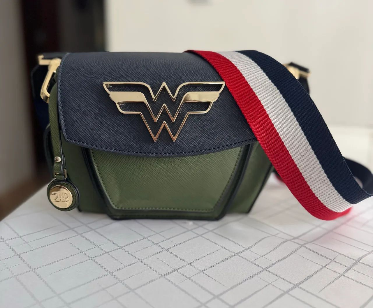 Bolsa Ellus Mulher Maravilha  - Foto 5