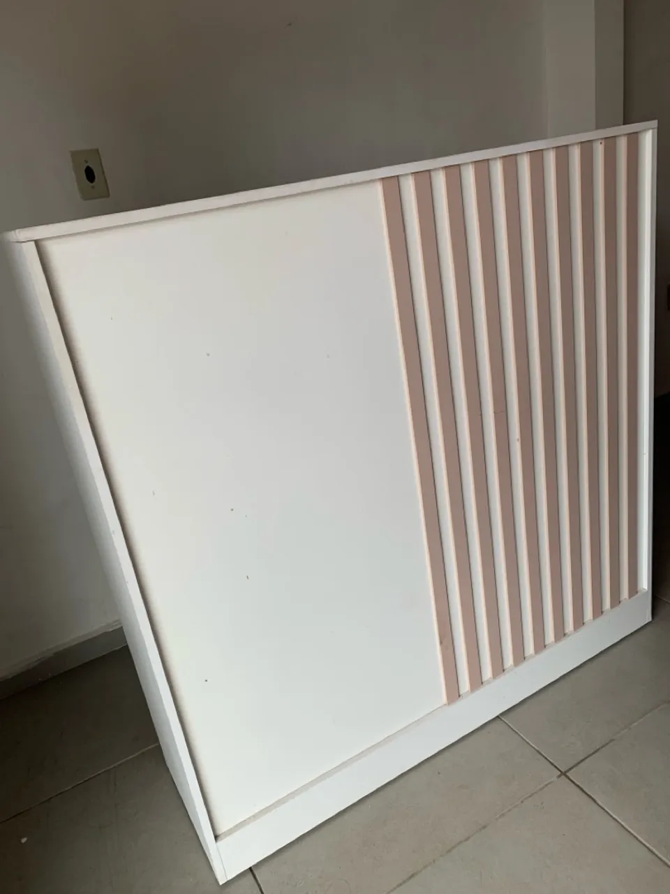 Recepção branca com detalhes em madeira rosa