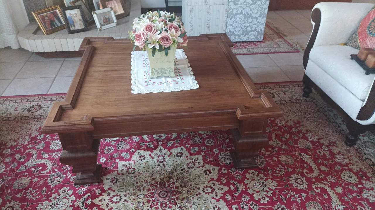 Mesa de centro em madeira maciça