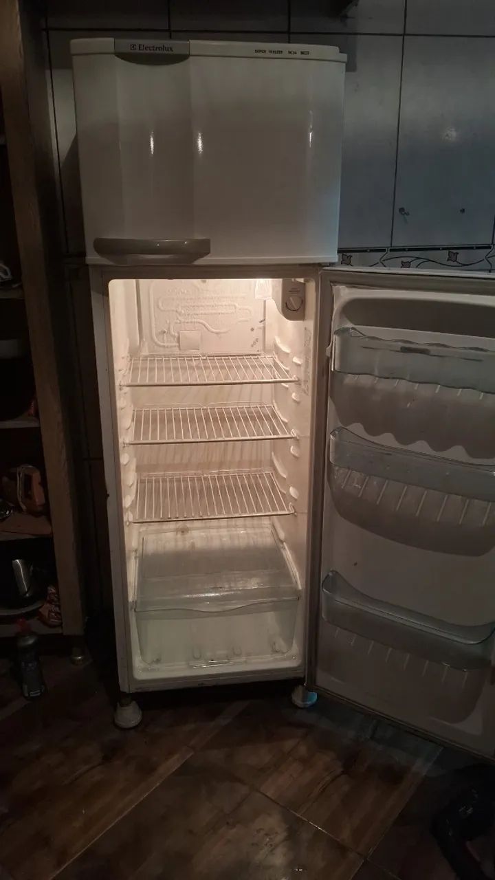 Geladeira Electrolux DC34, 260L