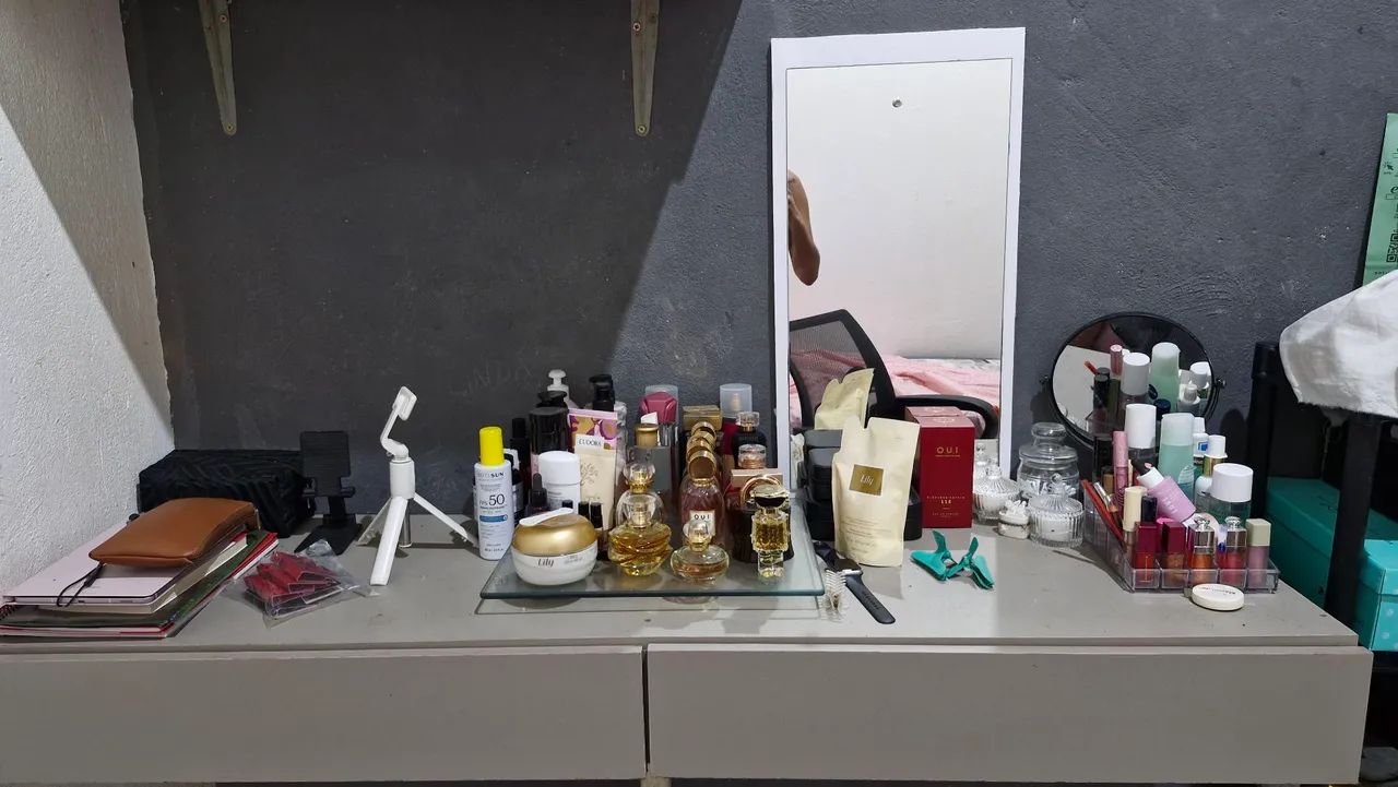 Penteadeira/escrivaninha suspensa