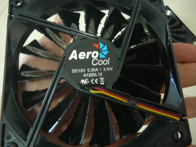 2 Cooler 120mm - Aerocool - Shark (defeitinho - mostruário) - Foto 2