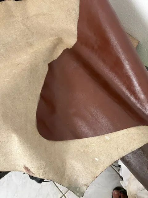 peça de couro cor café 