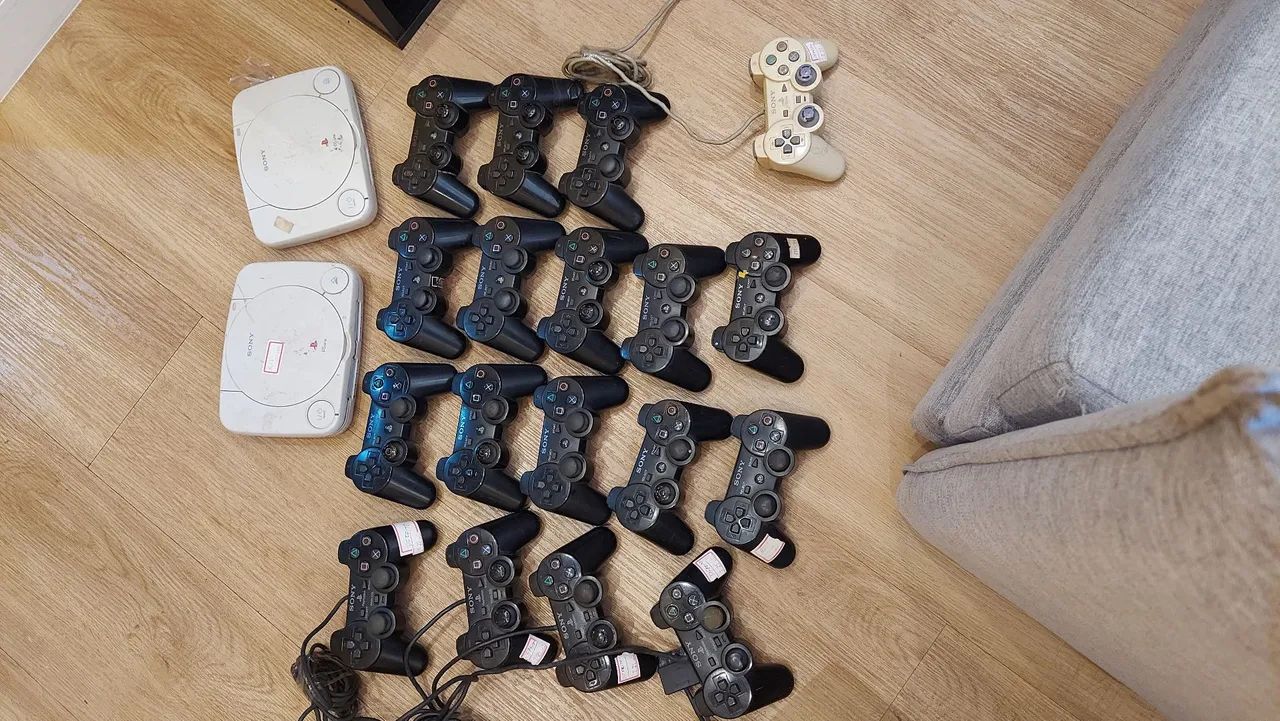Controles originais PS2/PS3 e console PS one.