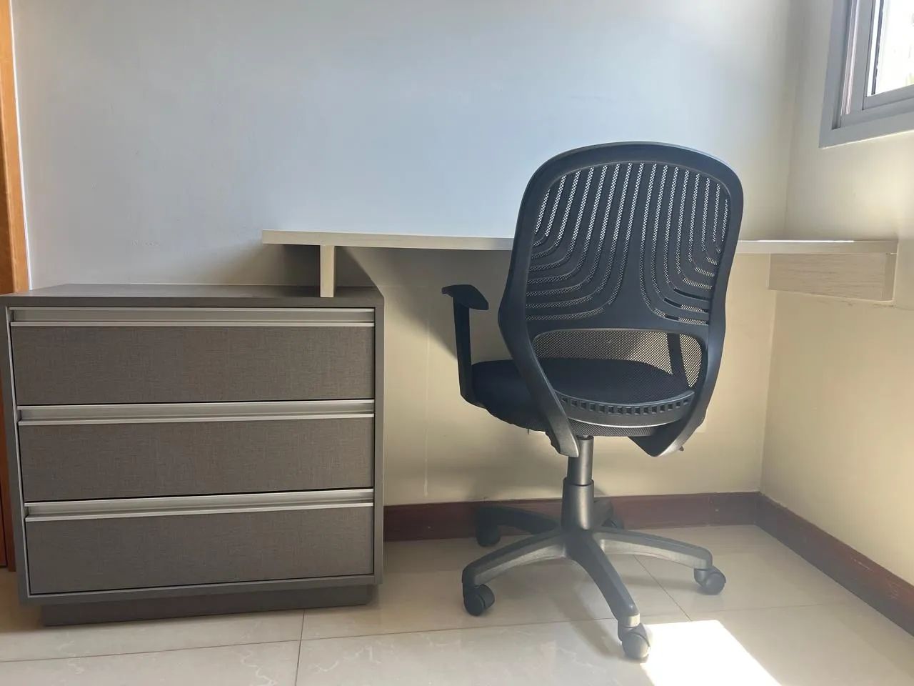 Escrivaninha Planejada com Gaveteiro - Design Moderno e Sofisticado - Foto 4