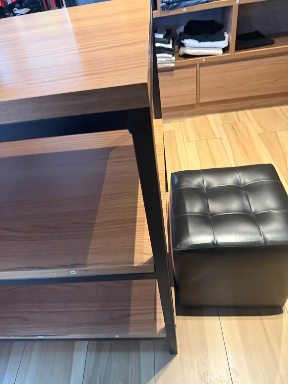 Mesa roupas exposição  - Foto 3