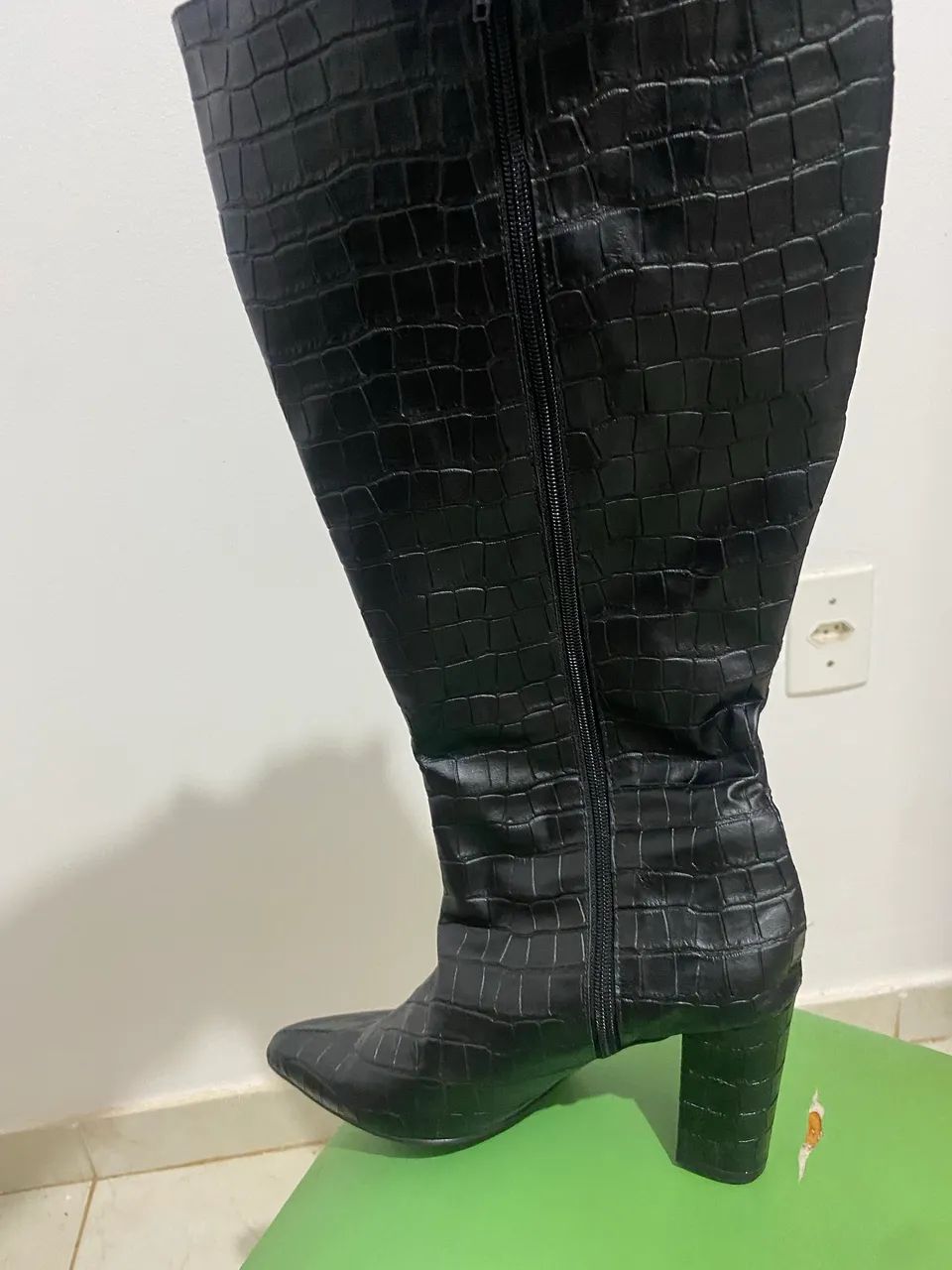 Vendo bota n 37 impecável 