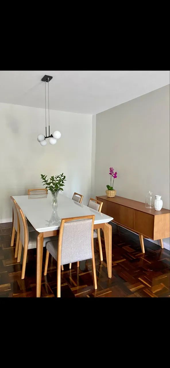 Cadeiras de madeira com linho