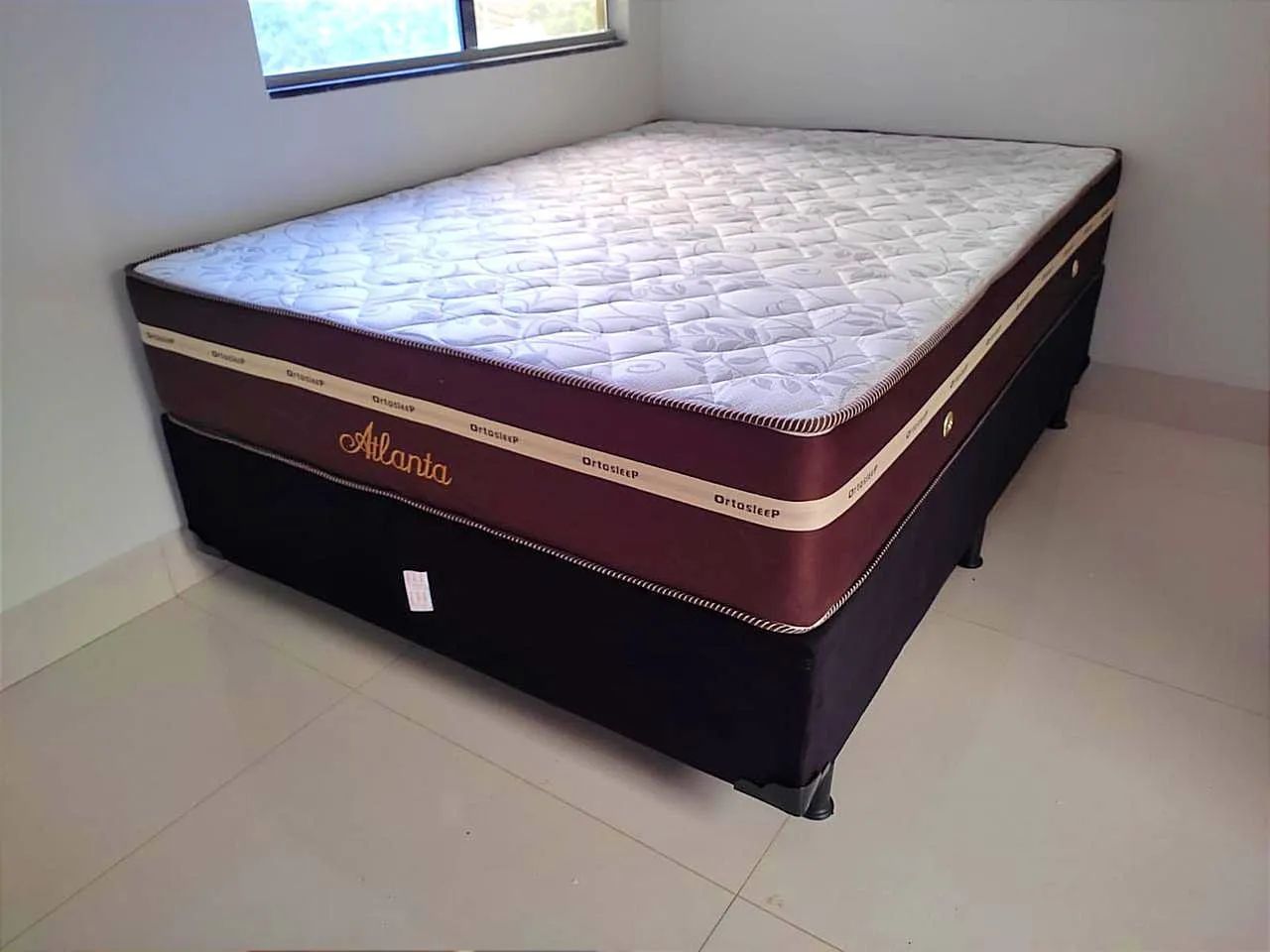 Cama de casal com o colchão molas ensacadas