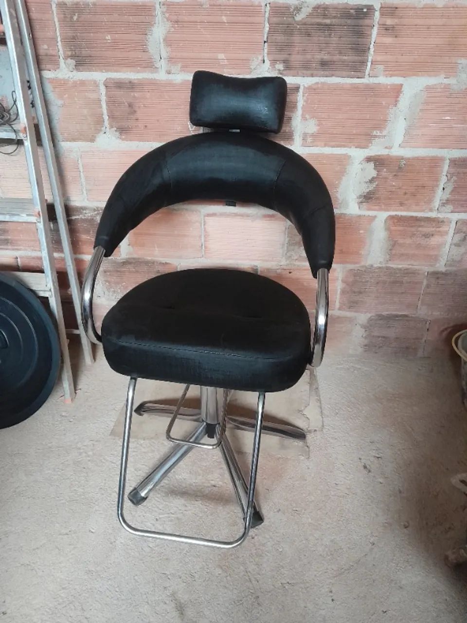 Cadeira para salão em perfeito estado,estofado preto,confortável e moderna. - Foto 6