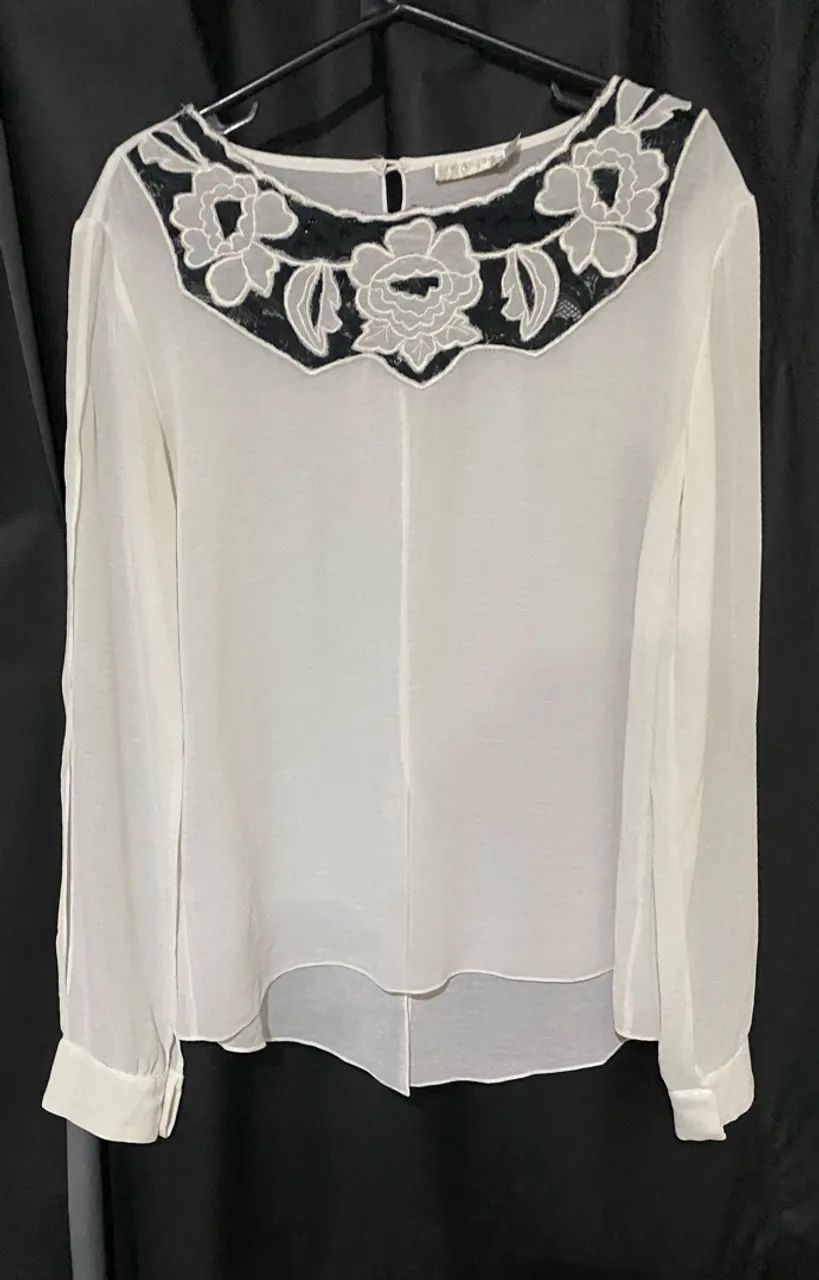 Blusa branca com renda e bordado 