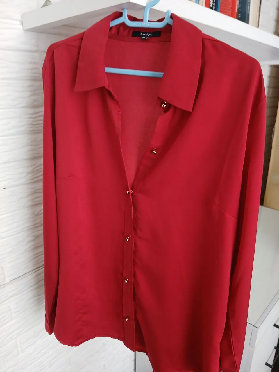 Camisa feminina com botões dourados