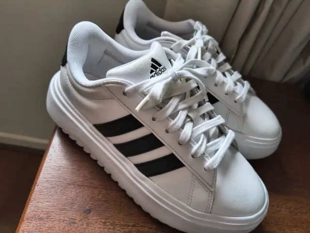 Tênis Adidas branco 