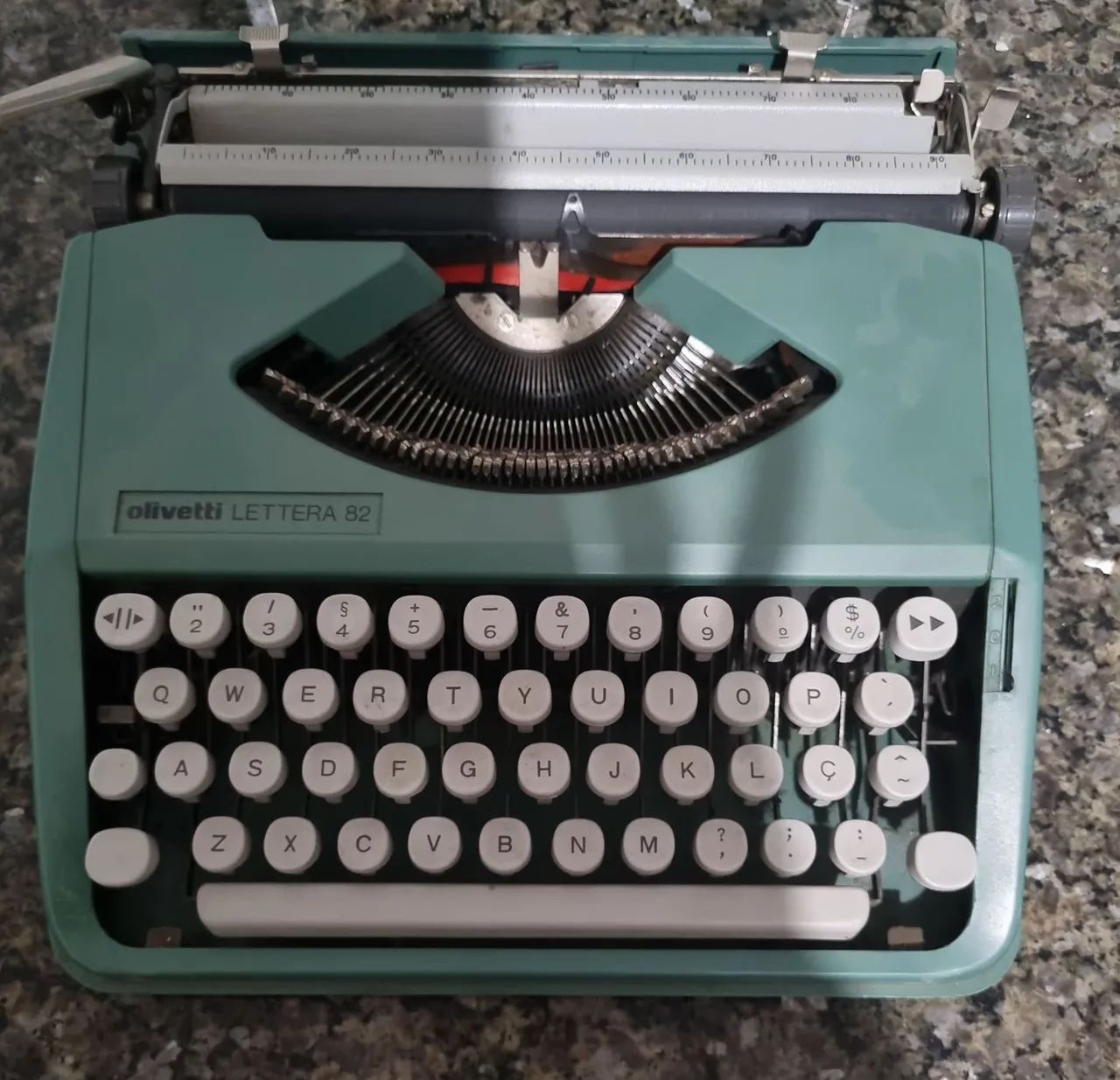 Máquina de escrever Olivetti para colecionadores  funciona perfeitamente - Foto 2