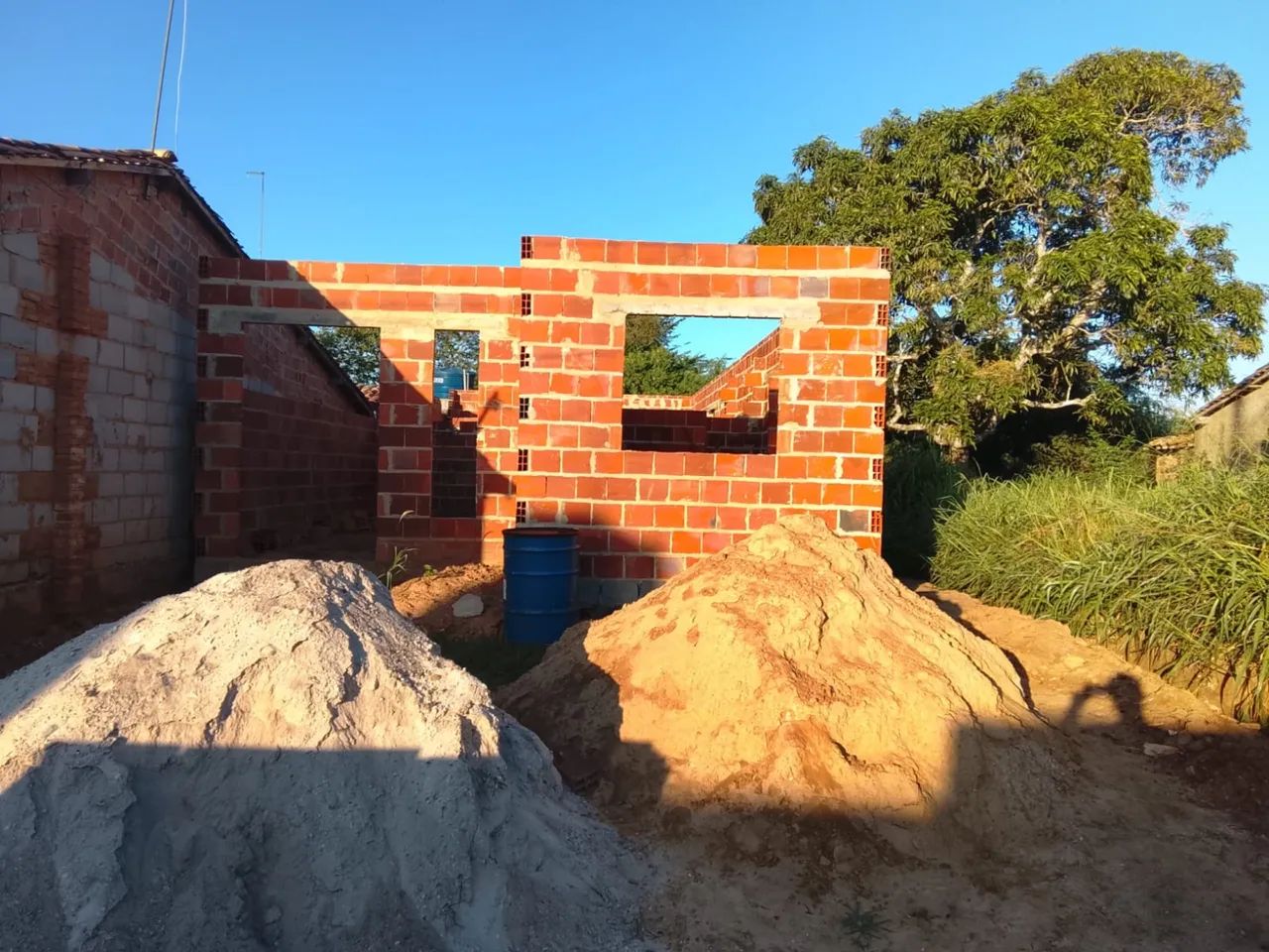 Vendo um terreno com uma casa em construção  - Foto 2