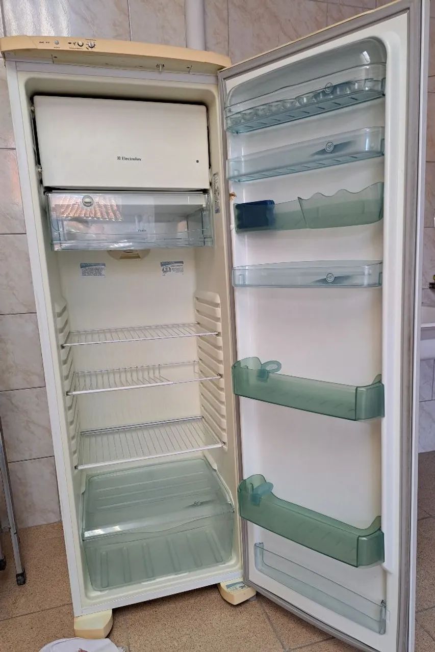 Geladeira Eletrolux RE37 (bem conservada) - Foto 2