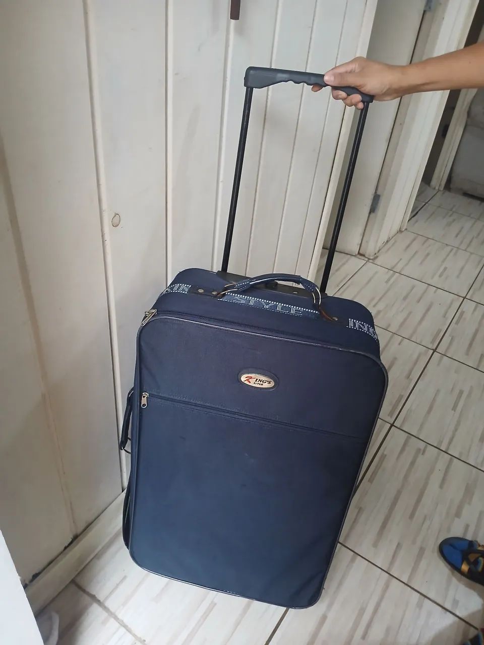 Mala de viagem 40reais, porem tem um lado quebrado mas dar de usar normal  - Foto 2