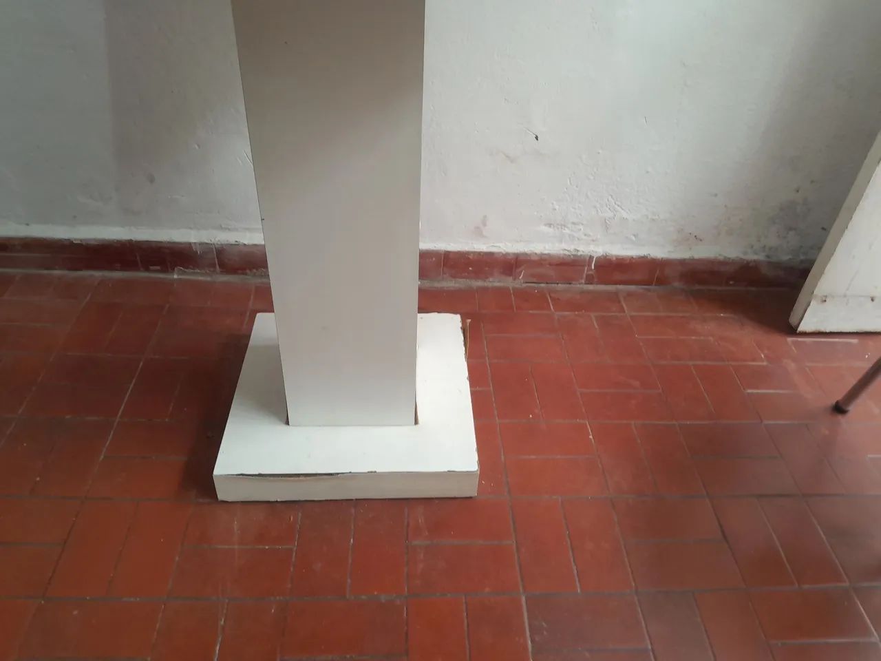 Mesa branca madeira com revestimento. - Foto 3