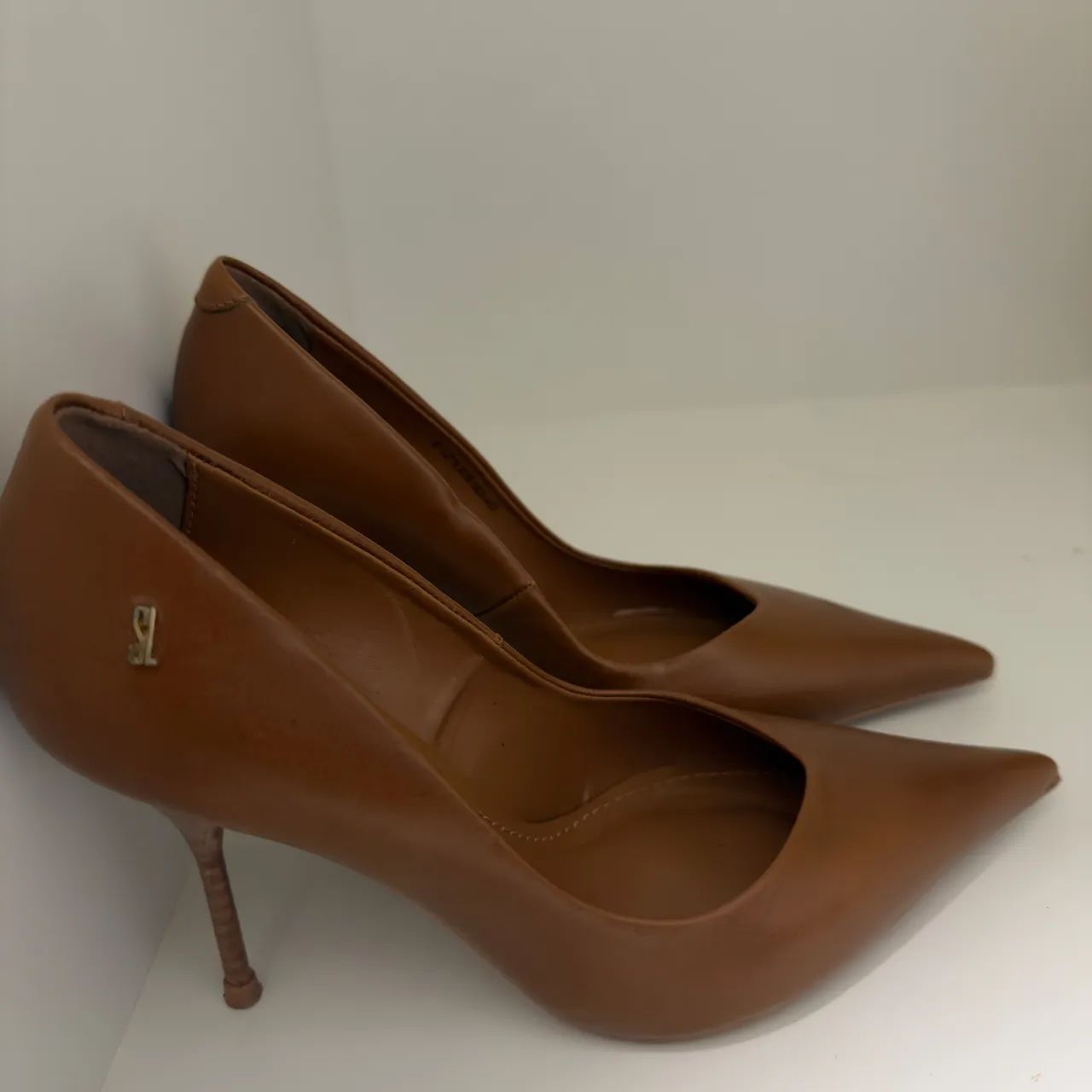 Scarpin caramelo 