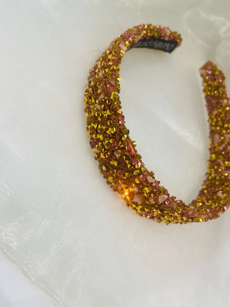 Tiara cravejada dourada com pedras rosas - Foto 3