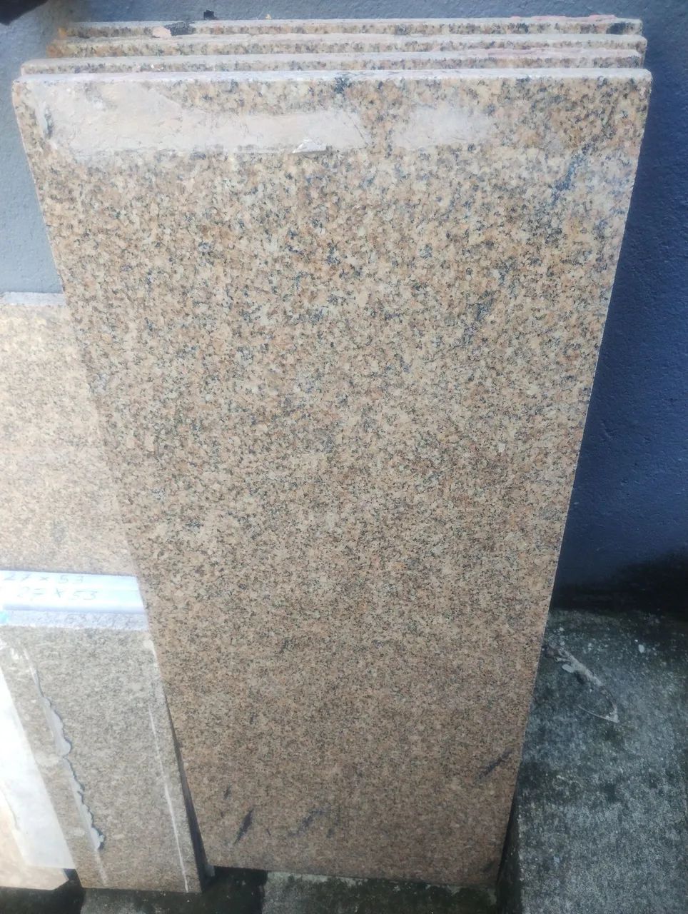 Pedras de granito Dourado Carioca
