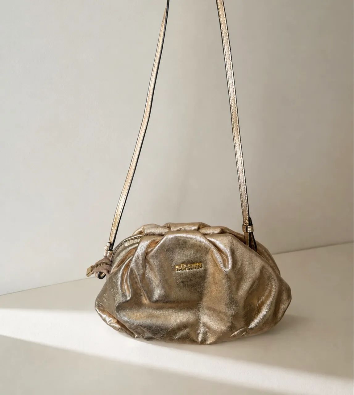 Clutch Dolmen dourada couro legítimo 