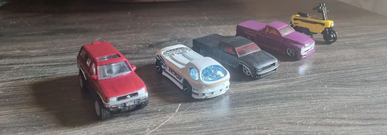 VENDO COLEÇÃO PEQUENA DE CARRINHOS HOT WHEELS E BONECOS - Foto 2