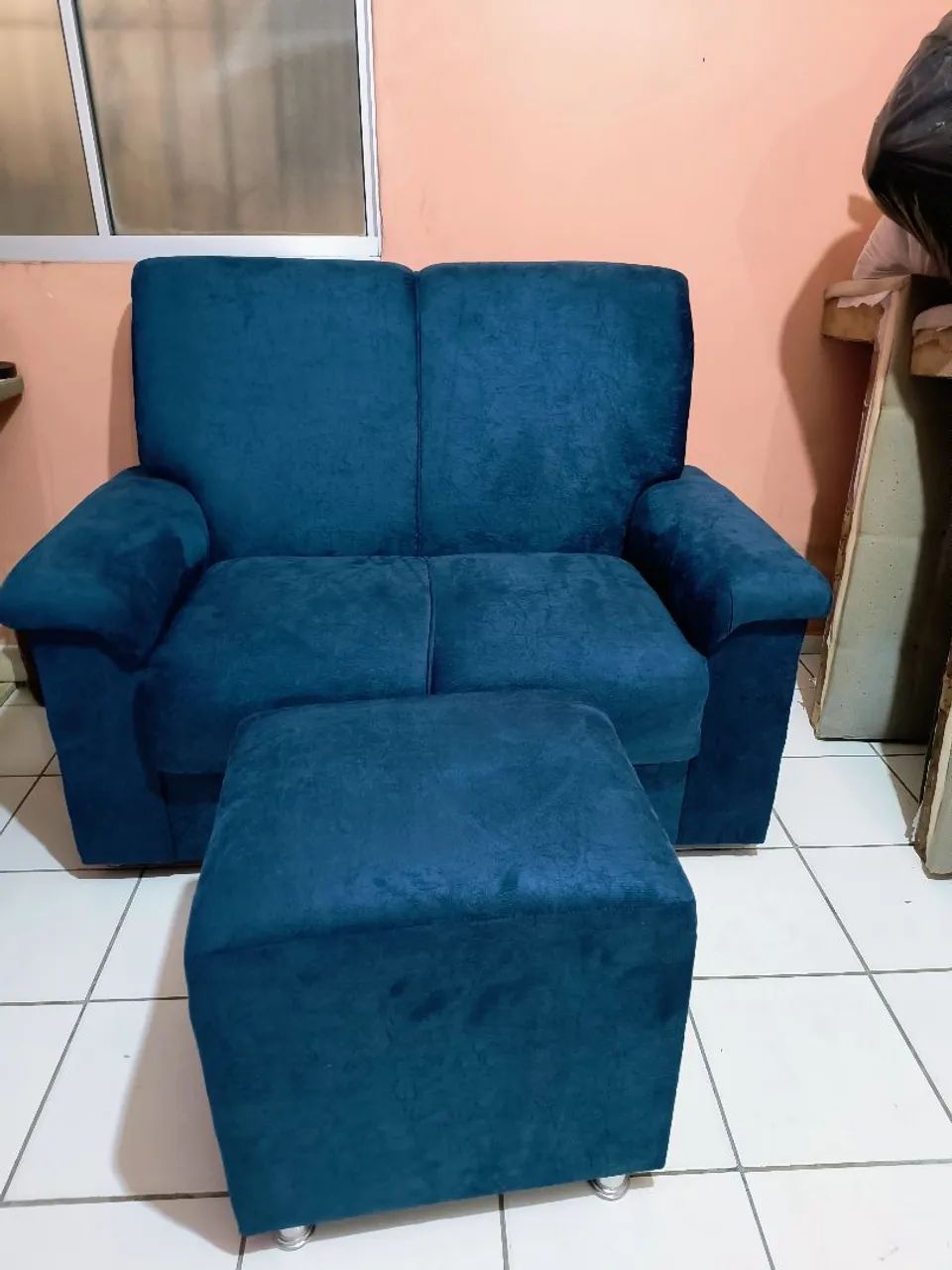 Sofá de dois lugares +puff - Foto 5