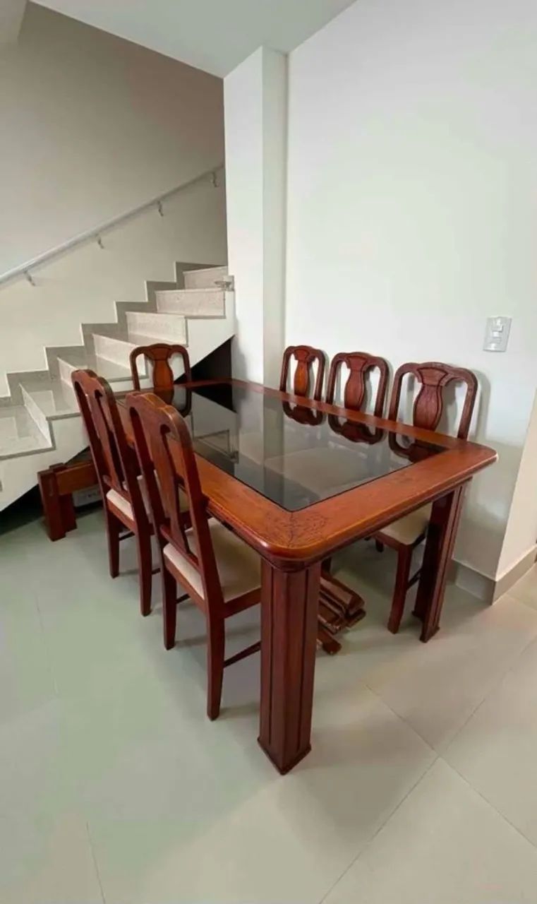 Mesa com 6 cadeiras de madeira + Espelho - Foto 3