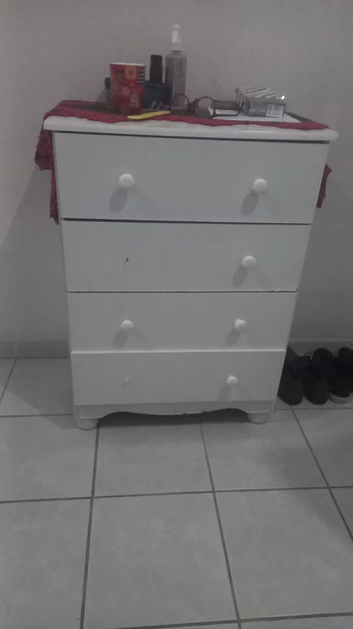 Sofa de 3 lugares e uma comoda com 4 gavetas - Foto 4
