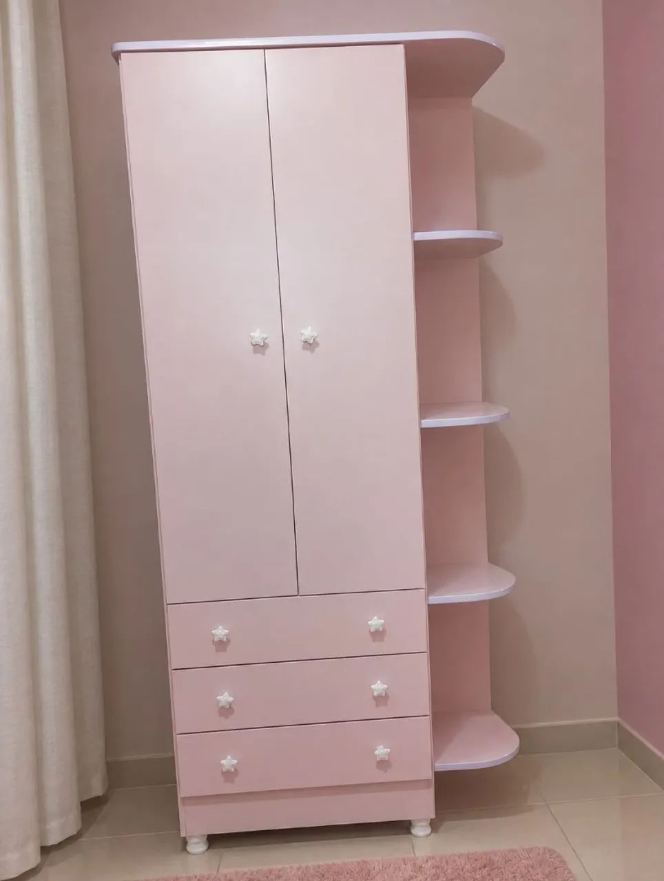 Guarda-roupa infantil rosa com cômoda e nichos