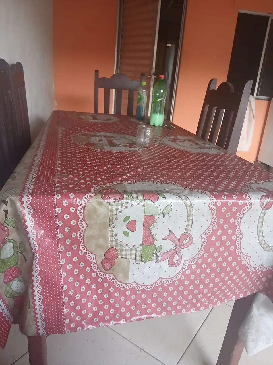 Mesa com 5 cadeiras 