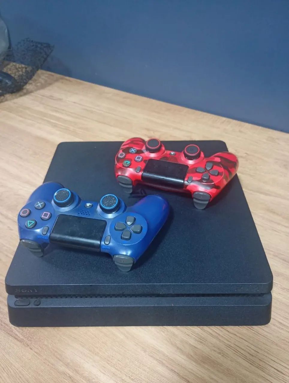 Vendo ps4 em perfeito estado vai com 2 controles 