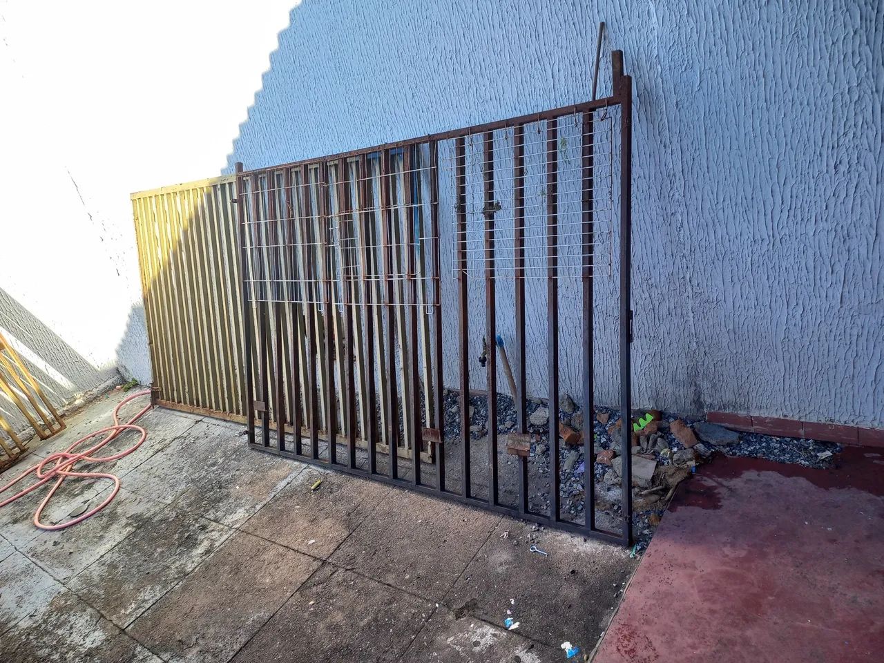 São 2 grades grandes muito boa e resistente! 