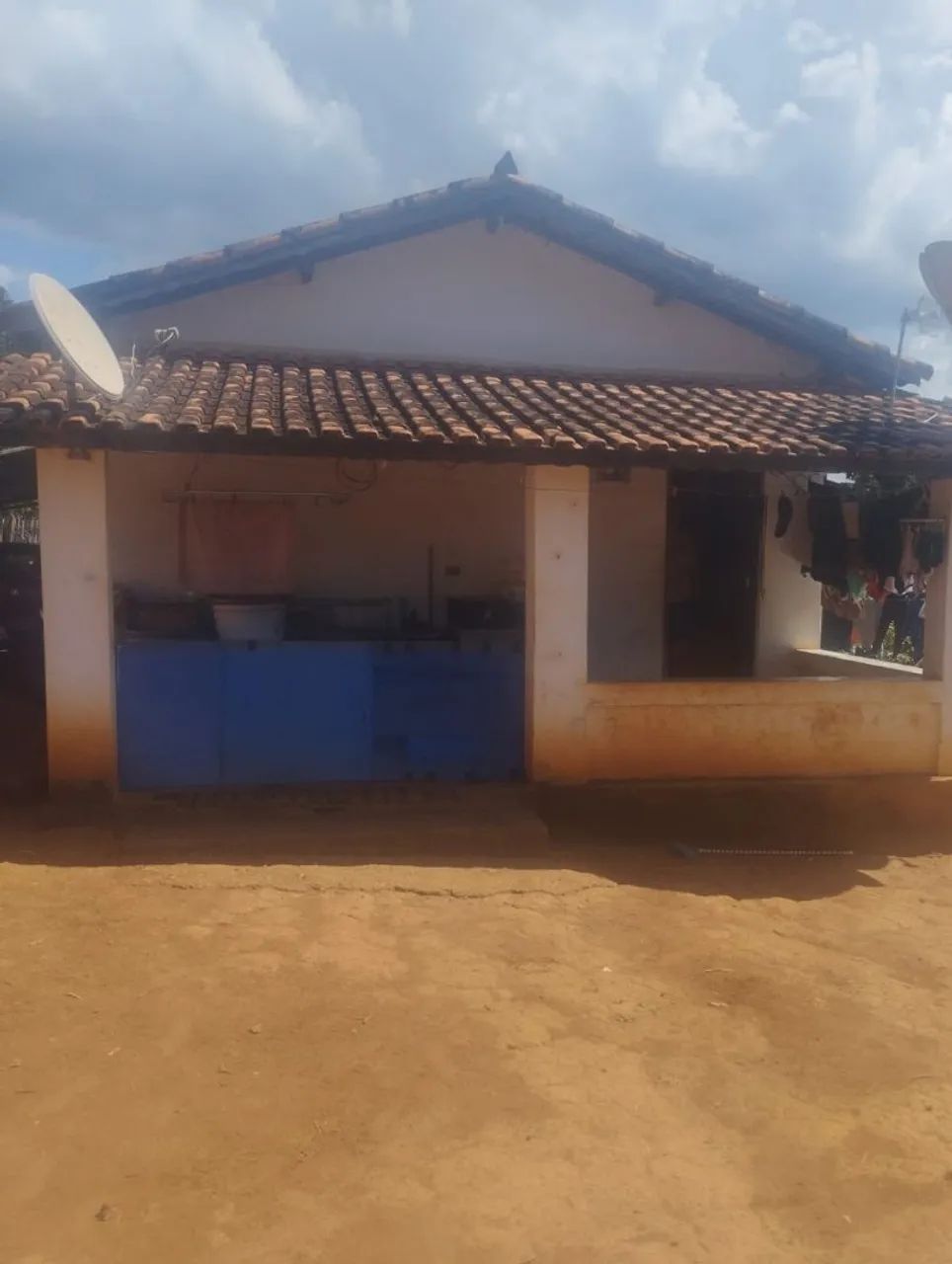 Sítio rural com água de mina e terreno.