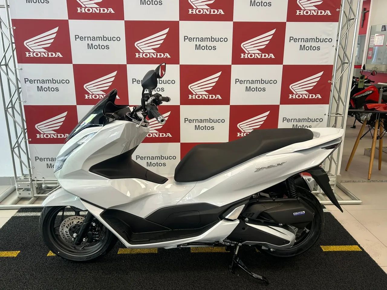 PCX branca, 160 / 26/27 zero. Moto emplacada 
