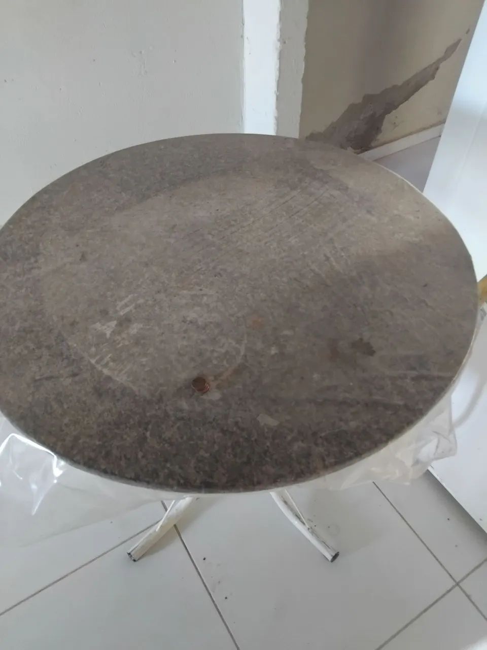Mesa pedra de mármore sem cadeiras - Foto 2