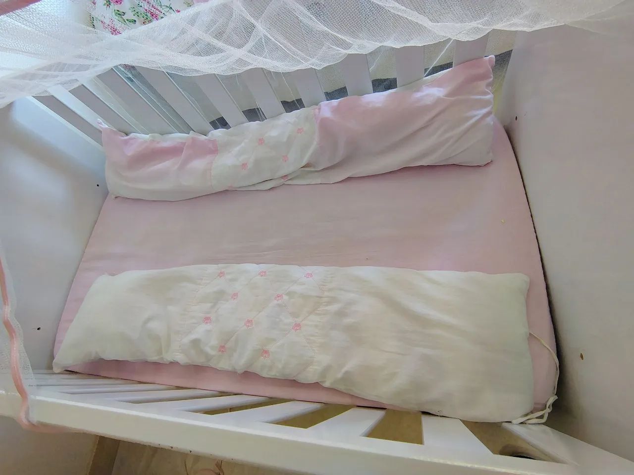 Kit berço americano branco, com decoração rosa.