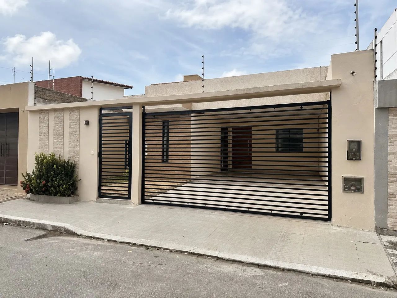 Casa pra venda no EUSÉBIO, com 3 quartos e 3 banheiros.