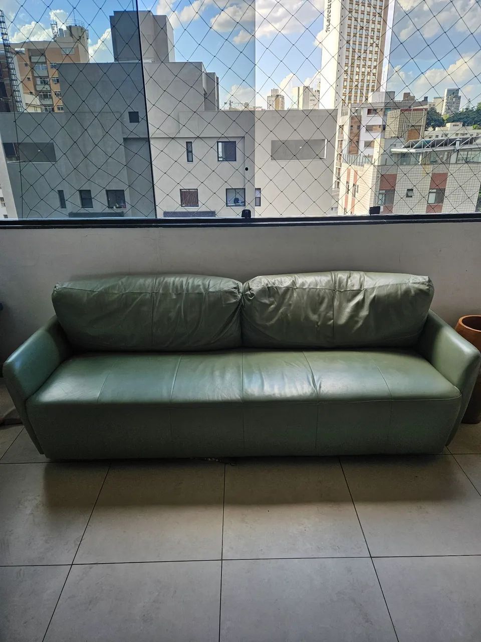 Sofá 3 lugares verde de couro westwing